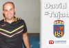 David Tajao y el escudo del equipo que lleva, el Raqui San Isidro.
