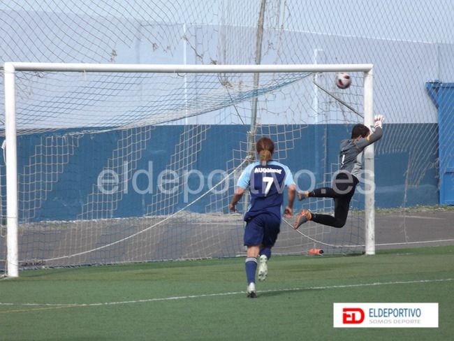 Momento en el que Gerardo marca su gol 100 en el AUGüimar. 