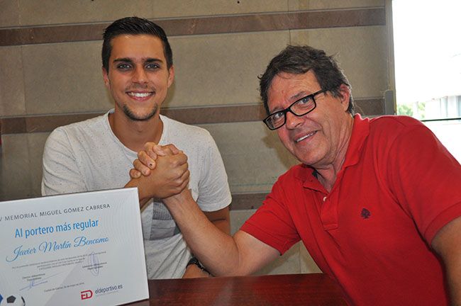 Pepe entregando a Javi su diploma.