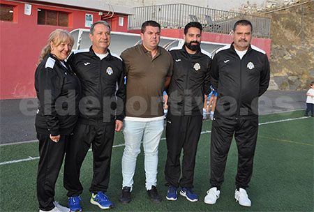 Foto del equipo técnico y presidente del C.D. Sauzal. 