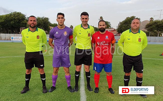 Foto de árbitros y capitanes del encuentro. 