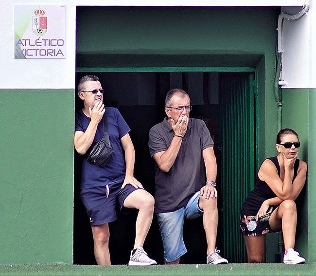 Felipe en compañía de César Hernández y su esposa.