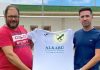 Iván Gutierrez sujetando la camiseta del CD Buenavista.