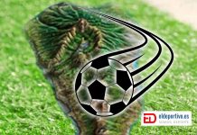 Imagen de La Palma, y un balón volando sobre esa imagen. Todo sobre un campo de fútbol con césped.
