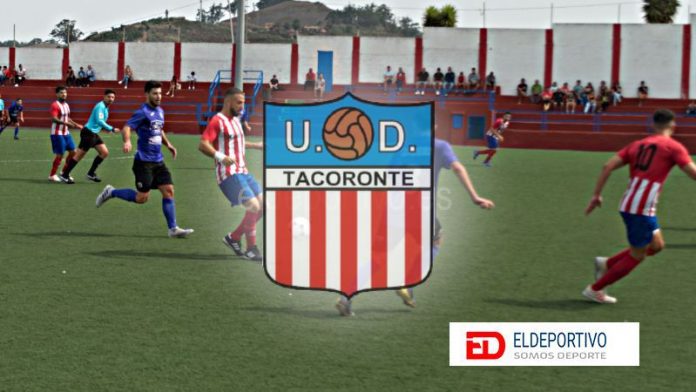 Escudo de la UD Tacoronte en su campo de fútbol.