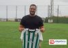 Foto de Josué García con la camiseta de el Atlético Victoria en mano.
