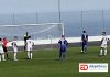 Imagen del encuentro, donde los jugadores están frente a la portería.