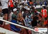 Público con mascarillas, y seguridad por medio de la Cruz Roja.