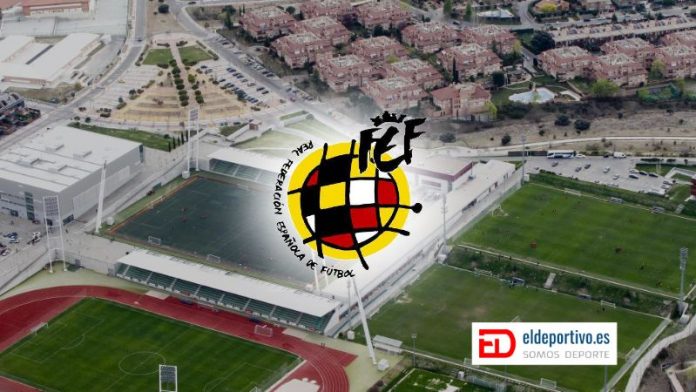 Imagen de la Ciudad Deportiva Las Rozas y en frente el escudo de la Federación Española de Fútbol.