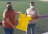 Alejandro Martín posa con la camiseta del CD Candelaria