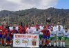 Jugadores de ambos equipos con una pancarta de ánimo a la isla de La Palma