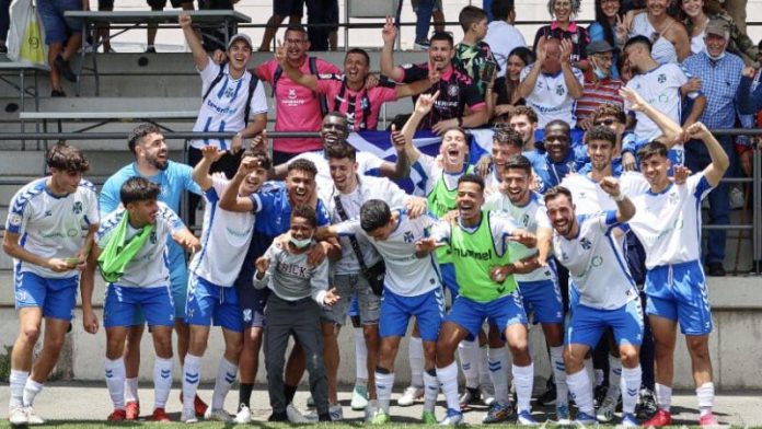Celebración del CD Tenerife B por tener acceso al ascenso a Segunda.
