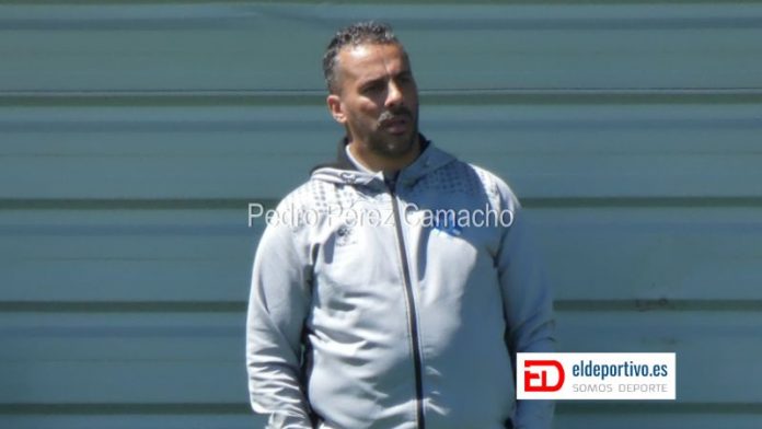 Leandro, el técnico para el CD Tenerife B en la temporada 2022 - 23.