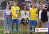 Momento de la entrega del trofeo al agnador, Las Palmas Atllético.