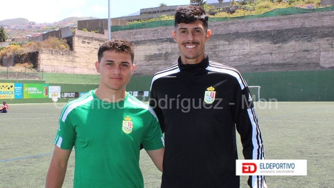 Cristo Medina y Cova autores de los dos goles del Atlético Victoria frente al San Bartolomé.