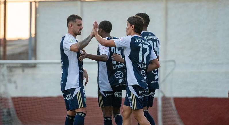 Juan Carlos Socorro redebuta en el San Fernando con goleada