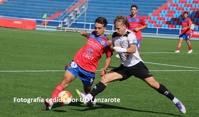 El Lanzarote sufre para vencer con un jugador menos al Herbania