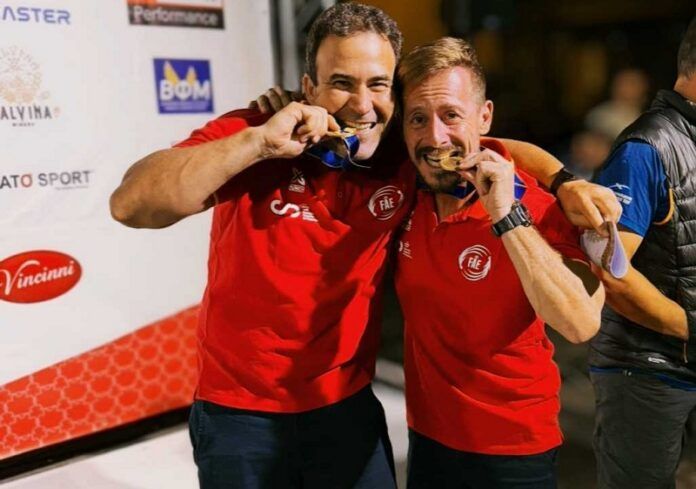 A la derecha, el piloto tinerfeño Mika Díaz celebrando su medalla de bronce internacional