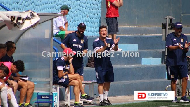 Luisma en el banquillo del Puerto Cruz.